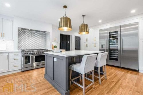 6160 Heards Creek Dr, Atlanta GA  30328-3635 exterior