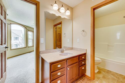 1932 Shamrock Pl, Chaska MN 55318-5405 exterior