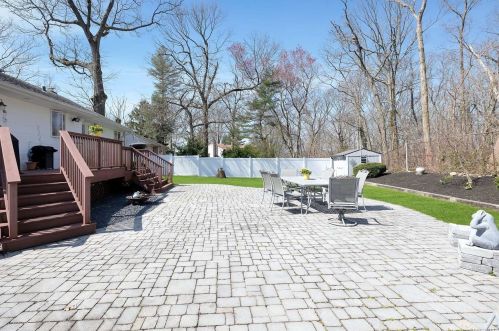 54 Quebec Dr, Huntington Station NY 11746-3870 exterior