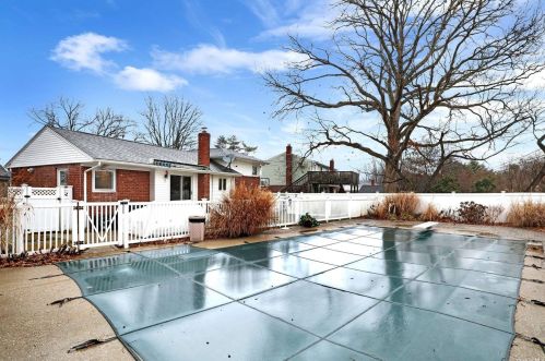 12 Genesee Dr, Commack NY 11725-4026 exterior