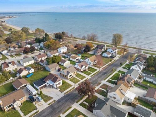 818 Summit St, Manitowoc, WI 54220-6646