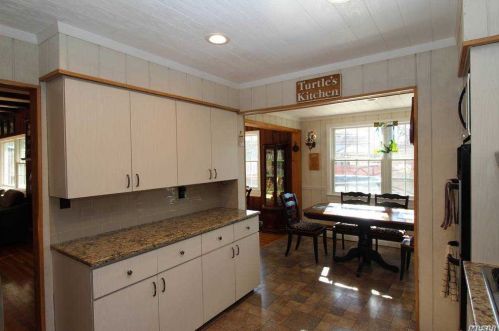 28 Cottonwood Dr, Commack NY 11725-2422 exterior