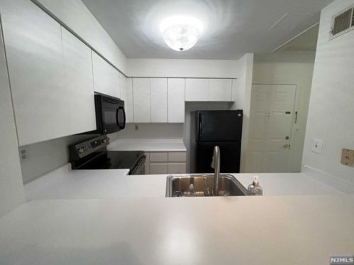 202 Nelson Ct, Edgewater NJ  07020-1631 exterior