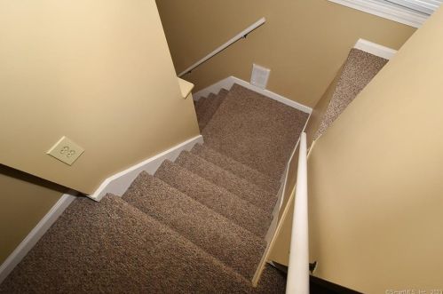 5 Sword Ave, Enfield CT 06082-1819 exterior