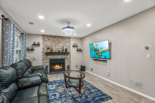 2 Thatcher Ct, Edison NJ  08820-2948 exterior