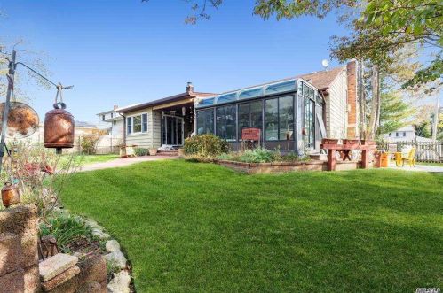 2 Crabapple Ln, Commack NY 11725-2404 exterior