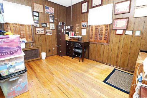 8 Birchwood Dr, Valley Stream NY 11580-1908 exterior