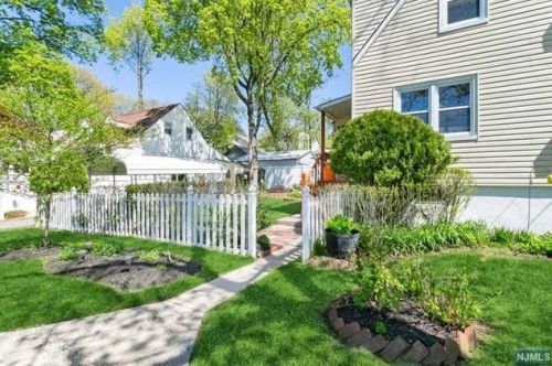 545 Kenwood Pl, Teaneck NJ 07666-1652 exterior