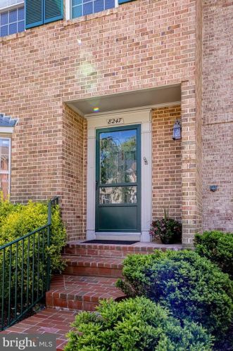 8247 Clifton Farm Ct, Alexandria VA  22306-3268 exterior
