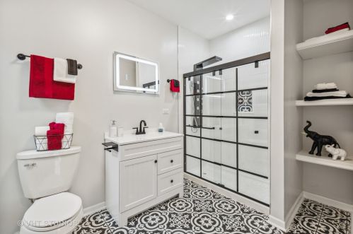 8232 Luella Ave, Chicago IL 60617-1842 exterior