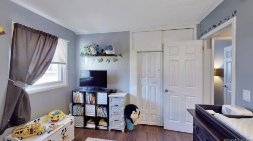 1 Mdw Rd, Enfield CT 06082-6003 exterior