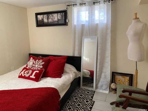 20 Gates Ave, Valley Stream NY 11580-3205 exterior