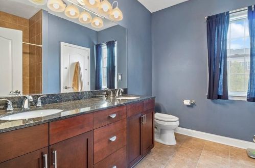 700 Highpointe Cir, Pittsburgh PA 15220-1854 exterior