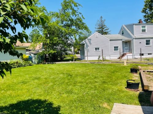 47 Cornell Dr, Clark NJ 07066-3206 exterior