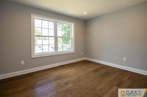 48 Brookville Rd, Edison NJ 08817-4141 exterior