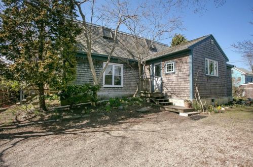 41 Burnside Ave, Middletown, RI 02840-2057