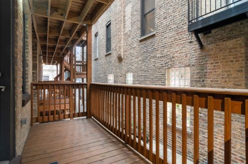 1952 Byron St, Chicago IL  60613-5785 exterior