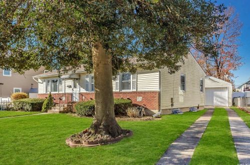 66 Avondale St, Valley Stream NY 11581-1801 exterior