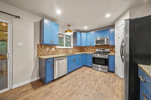 8408 Dixon Dr, Austin TX 78745-7515 exterior