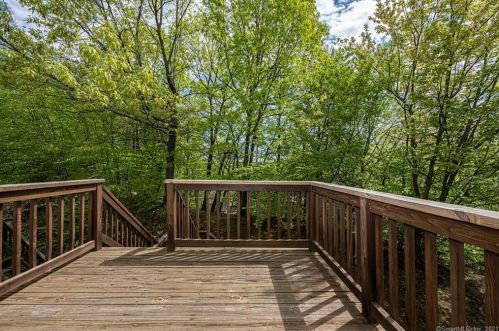 101 Pinnacle Rdg, Derby, CT 06418-1143