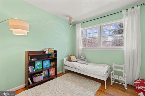 5608 Helmsdale Ln, Alexandria VA 22315-4137 exterior