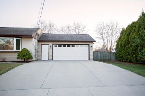 928 Cir Dr, Manitowoc WI 54220-4359 exterior