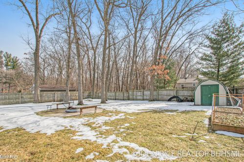 1004 Oakcrest St, Wyoming MI exterior