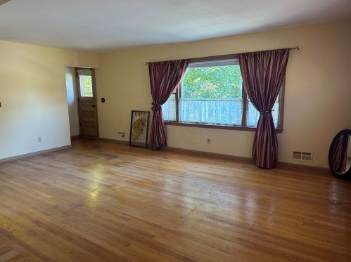 4260 68th St, Milwaukee, WI 53220-2957