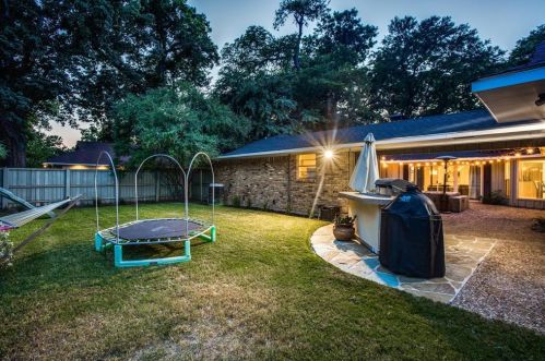 1049 Frst Grv Dr, Dallas TX 75218-2333 exterior