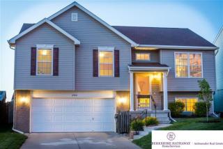 8952 Read St, Omaha, NE 68122-5213