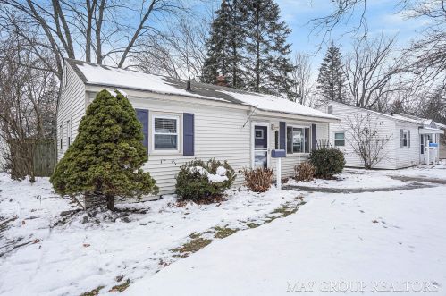 1335 Eastern Pl, Grand Rapids MI 49505-5221 exterior