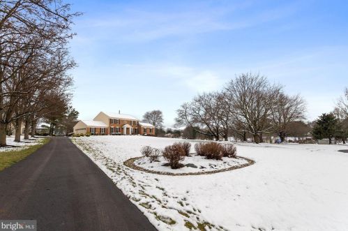 19840 Meredith Dr, Rockville MD 20855-2426 exterior