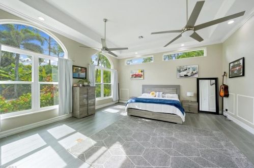 4055 1 Ave, Naples FL 34102-5905 exterior