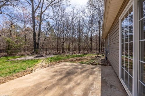 325 Hawthorne Ct, Randleman NC  27317-8223 exterior