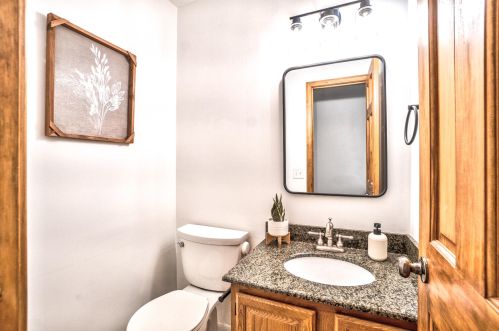 1202 Sprucebrook Dr, Kalamazoo MI 49048-5814 exterior