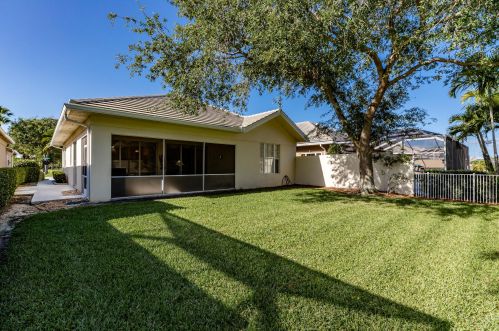 320 Bentley Cir, Fort Pierce FL 34986-2475 exterior