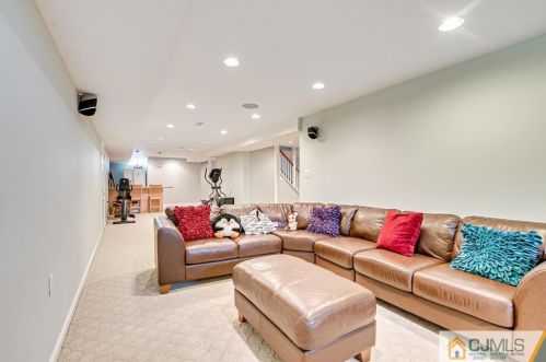 16 Sonia Ct, Edison NJ 08820-4443 exterior