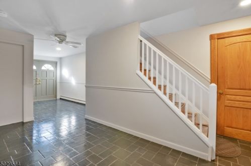 561 Shore Trl, Sparta, NJ 07871-1208