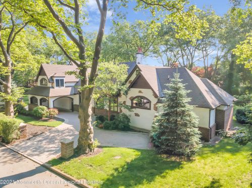 20 Buttonwood Dr, Red Bank, NJ 07702