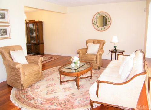 61 Rieder Rd, Edison, NJ 08817-2802