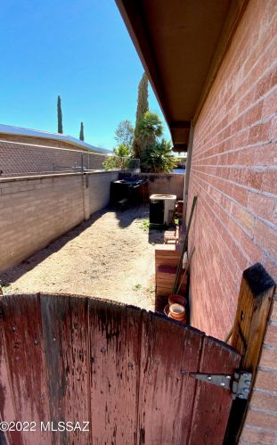 8771 Baker St, Tucson AZ 85710-2617 exterior