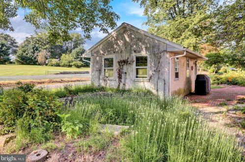 886 Vaughn Rd, Pottstown PA exterior