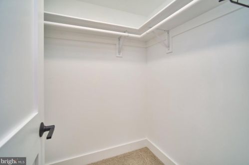 4058 Taney Ave, Alexandria VA 22304-2438 exterior