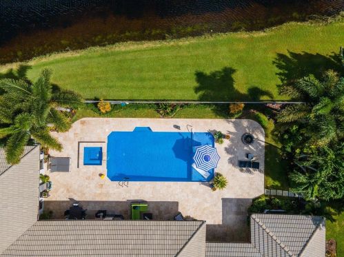 4803 Oak Cir, Boynton Beach FL 33436-5922 exterior