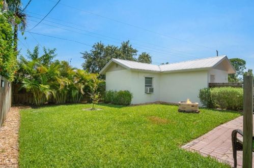 700 102 Ave, Naples FL 34108-3214 exterior