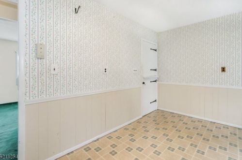 47 Dawn Dr, Clark NJ 07066-1401 exterior