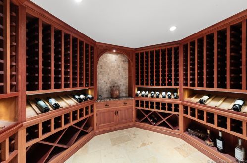 38 Pequot Trl, Westport CT 06880-2930 exterior