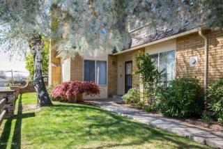 10 Crest Cir, Yakima, WA 98908-2520