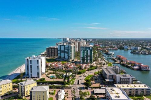 30 Casa Mar Ln, Naples FL 34103-3685 exterior