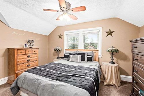 11 3 St, Duluth MN 55805-1727 exterior